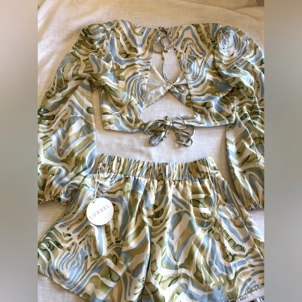 SET Flowy long sleeve crop top open back & matching shorts. Resort wear NWT - Picture 6 of 6